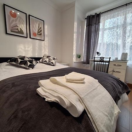 Uplands Grove Bungalow Hotel Wolverhampton Kültér fotó