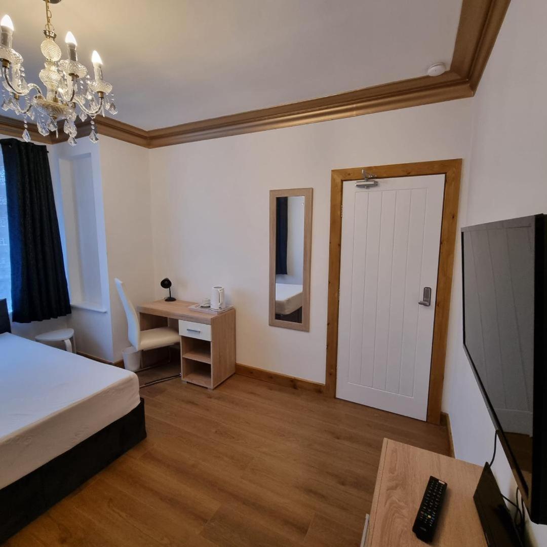 Uplands Grove Bungalow Hotel Wolverhampton Kültér fotó